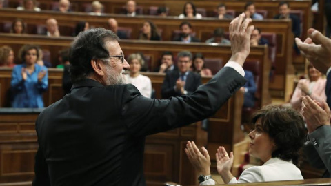 01/06/2018.- El presidente del gobierno Mariano Rajoy, saluda tras intervenir ante el pleno del hemiciclo del Congreso en el debate de la moción de censura presentada por el PSOE. EFE/J.J. Guillén