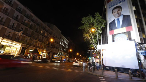 Vista del exterior de la sede del PP en Madrid, donde se sigue el recuento de los votos de las elecciones de este domingo. EFE/Javier Lizón.