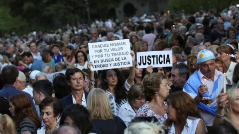 Cientos de personas se concentran en una céntrica plaza de Buenos Aires para conmemorar el primer aniversario de la muerte del fiscal argentino Alberto Nisman/ EFE