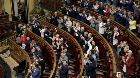 El secretario general del PSOE Pedro Sánchez, es aplaudido por parte del hemiciclo del Congreso, tras el debate de la moción de censura presentada por su partido. EFE/Emilio Naranjo***POOL***