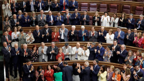 01/06/2018.- El secretario general del PSOE Pedro Sánchez, es aplaudido por su grupo parlamentario en el hemiciclo del Congreso, tras el debate de la moción de censura presentada por su partido. EFE/Emilio Naranjo***POOL***