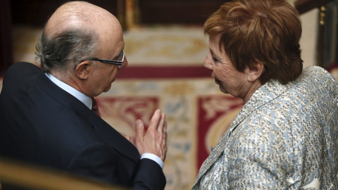 El ministro de Hacienda, Cristóbal Montoro, conversa con la vicepresidenta del Congreso, Celia Villalobos, al inicio del pleno del Congreso de los Diputados. EFE/Fernando Alvarado