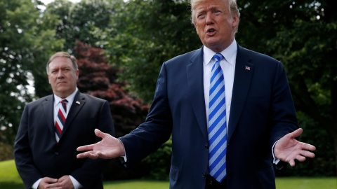 El presidente Donald Trump habla con los medios mientras el secretario de Estado, Mike Pompeo, le observa. 1 de junio de 2018. REUTERS/Leah Millis