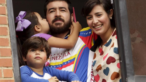 El opositor Daniel Ceballos junto a su familia. REUTERS/Christian Veron/Archivo