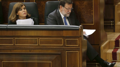 El presidente del Gobierno, Mariano Rajoy, junto a la vicepresidenta del Gobierno de España, Soraya Sáenz de Santamaría, durante el pleno del Congreso de los Diputados, sobre los resultados del último Consejo Europeo. EFE/Paco Campos