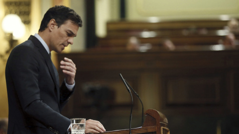 El secretario general del PSOE, Pedro Sánchez, durante su intervención en el pleno del Congreso sobre las conclusiones de la última cumbre europea. EFE/Fernando Alvarado