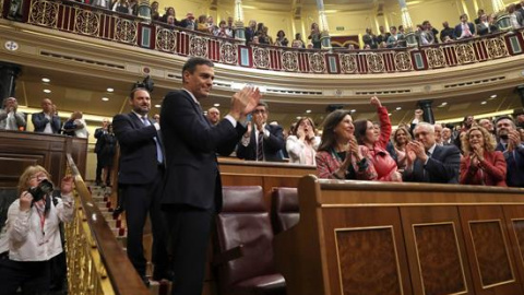 El líder socialista, Pedro Sánchez, es aplaudido por toda la bancada socialista tras las votaciones de la moción de censura presentada por su partido contra Mariano Rajoy, que han hecho presidente al secretario general del PSOE. EFE/J.J. Gu