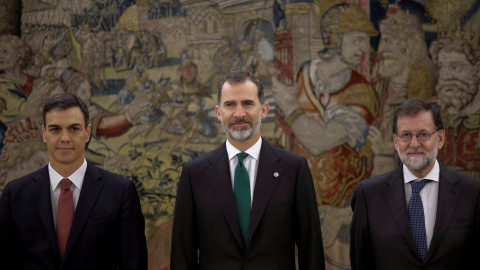 El nuevo presidente del Gobierno, Pedro Sánchez, posa junto al rey Felipe VI y el expresidente del Ejecutivo Mariano Rajoy, tras el acto de toma de posesión de su cargo en el Palacio de la Zarzuela. EFE/Emilio Naranjo