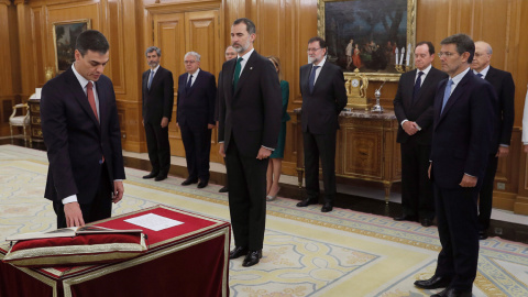 El líder del PSOE, Pedro Sánchez, promete ante el rey el cargo de presidente del Gobierno, en un acto en el que por primera vez en democracia lo ha hecho ante la Constitución, pero sin presencia de la Biblia y del crucifijo. En el acto han 