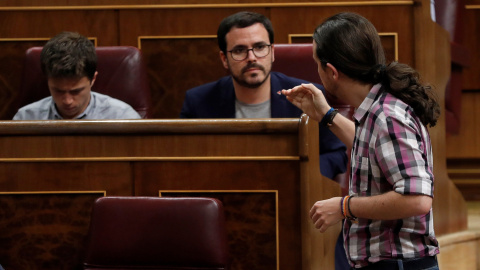 El secretario de Análisis Estratégico de Podemos, Íñigo Errejón, el líder de IU, Alberto Garzón y el líder de Podemos, Pablo Iglesias, conversan durante el pleno del Congreso de los Diputados. EFE/Chema Moya