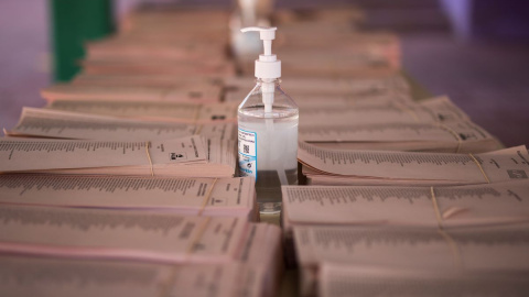 Gel hidroalcohólico con papeletas electorales en el Colegio Público Asturias en el distrito Puente de Vallecas, a 4 de mayo de 2021, en Madrid.