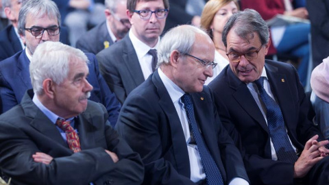 Los expresidentes de la Generalitat Artur Mas (d), José Montilla (c) y Pascual Maragall (i), durante el acto de toma de posesion del nuevo Govern que se celebra hoy en el Palau de la Generalitat. EFE/Quique García