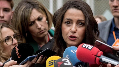 La cap de llista de Cs. Inés Arrimadas, fa declaracions als mitjans després de votar al Col·legi Àusias March de Barcelona. EFE / Quique García