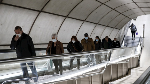 Todos los viajeros del metro de la capital vizcaína tras recibir mascarillas este martes, en el primer día laboral en el País Vasco después de las vacaciones de Semana Santa, durante la pandemia del coronavirus.EFE/LUIS TEJIDO