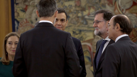 El nuevo presidente del Gobierno, Pedro Sánchez, conversa con el rey Felipe en presencia del expresidente del Ejecutivo Mariano Rajoy, tras el acto de toma de posesión que ha tenido lugar  en el Palacio de la Zarzuela. EFE/Emilio Naranjo