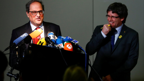 El presindent de la Generalitat Quim Torra y su predecesor Carles Puigdemont, en una rueda de prensa en Berlín. REUTERS/Hannibal Hanschke