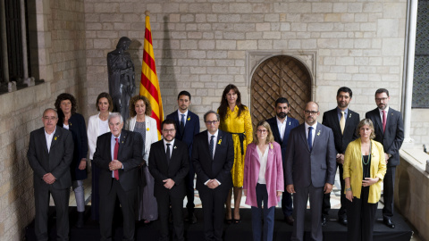 Foto de familia del nuevo Govern de la Generalitat tras el acto de toma de posesión de los consellers. En primera fila y de izq. a drch: Josep Bargalló, conseller de Enseñanza; Ernest Maragall, conseller de Acción Exterior, Relaciones Insti