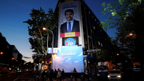 Los simpatizantes del PP esperan a Pablo Casado en la sede en Génova. REUTERS/Juan Medina