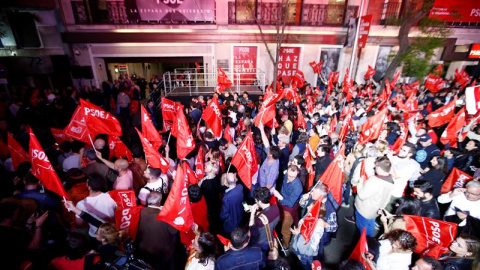 Vista del exterior de la sede del PSOE en Madrid, donde se celebran los resultados electorales de este domingo. Con el 90% escrutad, el PSOE gana las elecciones y podría gobernar sin los partidos nacionalistas. EFE/Javier López