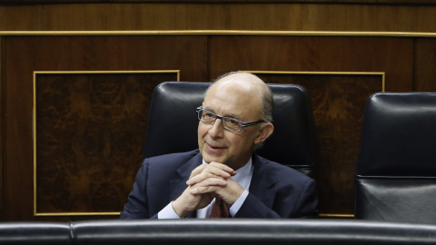 El ministro de Hacienda, Cristóbal Montoro, durante la sesión de control al Gobierno en el pleno del Congreso de los Diputados. EFE/Fernando Alvarado