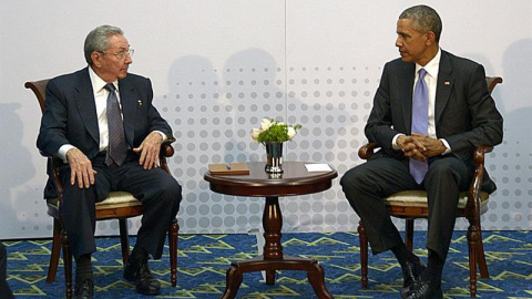 Raúl Castro y Barack Obama en la histórica reunión que mantuvieron en la Cumbre de las Américas de Panamá.- EFE