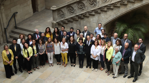 Los miembros del nuevo Govern posan con los familiares de los exconsellers presos y en Bélgica tras el acto de posesion del nuevo ejecutivo catalán. EFE/Toni Albir