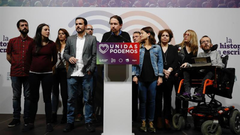 El candidato de Unidas Podemos, Pablo Iglesias (c), junto al coordinador federal de IU, Alberto Garzón (3i), su número dos, Irene Montero (2i), el secretario de Organización, Pablo Echenique (d), y otros dirigentes durante su comparecencia 