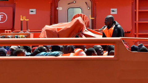 Imagen de archivo de un rescate de Salvamento Marítimo en el mar de Alborán. EFE/Carlos Barba