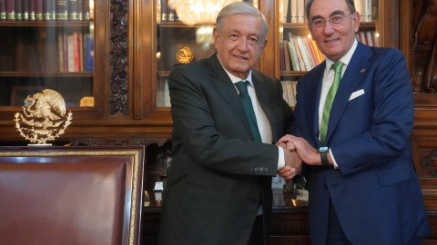 El presidente de México, Andrés Manuel López Obrador (i), saluda al presidente ejecutivo de Iberdrola, Ignacio Sánchez Galán (d), al termino de una reunión en el Palacio Nacional de la Ciudad de México (México). EFE/ Presidencia de México