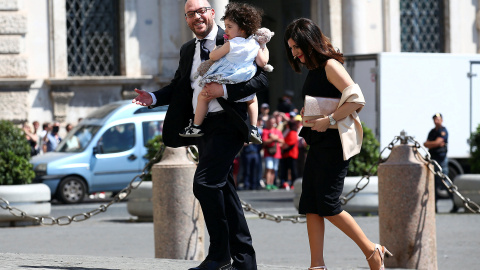 Lorenzo Fontana y su familia, el viernes, en Roma. REUTERS/Alessandro Bianchi