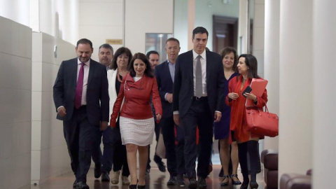 De izquierda a derecha el secretario de Organización del PSOE, José Luis Ábalos, la vicesecretaria general, Adriana Lastra, el secretario general de la formación, Pedro Sánchez, y la portavoz parlamentaria, Margarita Robles, tras la reunión