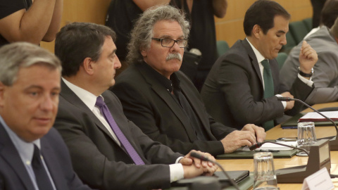 El secretario de Estado de Seguridad, José Antonio Nieto (d), junto a Jordi Jané (2d), de ERC; Aitor Esteban (2i), del PNV, y Jordi Xuclà (i), del PDeCAT, durante la reunión del pacto antiyihadista. EFE/Chema Moya