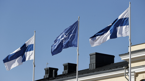 Banderas finlandesas y de la OTAN ondean en el patio del Ministerio de Relaciones Exteriores, antes de la adhesión de Finlandia a la OTAN, en Helsinki