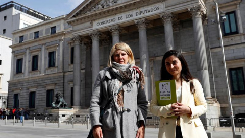 La presidenta de El Partido Animalista (Pacma), Silvia Barquero (i), y la candidata del partido a la Presidencia del Gobierno, Laura Duarte (d), antes de presentar este lunes ante la Junta Electoral Central las alegaciones contra la petició