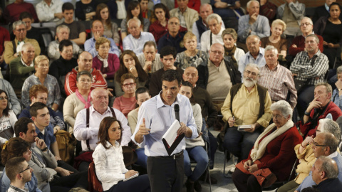 El secretario general del PSOE, Pedro Sánchez, participa en una asamblea abierta sobre becas en la Universidad Carlos III junto a la candidata socialista a la Alcaldía de Getafe, Sara Hernández. EFE/Kiko Huesca