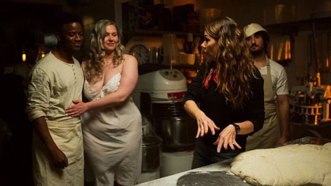 Los actores y actrices también se pueden ver en lo que parece ser una escena ambientada en una panadería. Foto: Channel 4