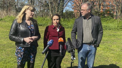 Stella Assange junto a la directora de campañas de Reporteros Sin Fronteras (RSF) y el secretario general de RSF a las puertas de la prisión de alta seguridad de Belmarsh (Reino Unido)