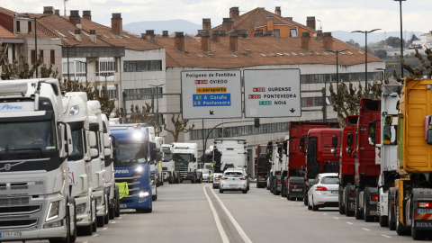 21/03/2022.- Un grupo de transportistas gallegos circulan con más de un centenar de camiones y vehículos agrarios, haciendo sonar la bocina para protestar por el alza de los precios del combustible, este lunes 21 de marzo de 2022 en Santiag