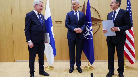 El ministro de Relaciones Exteriores de Finlandia, Pekka Haavisto, el secretario de Estado de EEUU, Antony Blinken, y el secretario general de la OTAN, Jens Stoltenberg