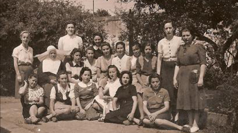 María Salvo, sentada a la derecha de la monja, en el Jardín de la Prisión de Les Corts, 1942. ARCHIVO PERSONAL DE MARÍA SALVO