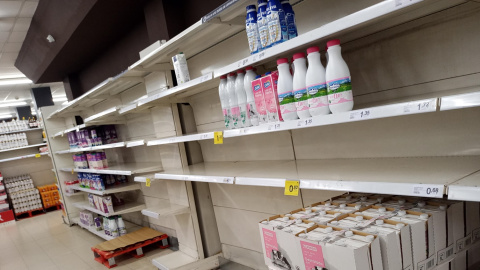 : La escasez de algunos productos básicos como la leche era visible este martes en algunos supermercados como en este Eroski de Zaragoza.