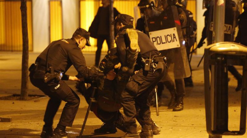 Policías antidisturbios en la calle Mesón de Paredes con la calle del Oso, en el barrio de Lavapiés de Madrid, tras la muerte de un mantero de un paro cardíaco durante un control policial contra el top manta en el barrio de Lavapiés de Madr