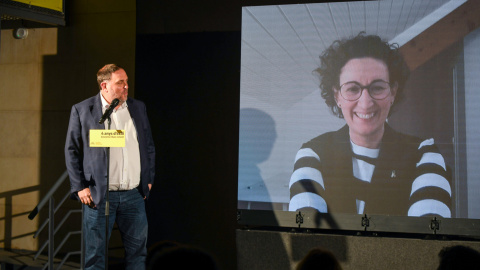 El president d'ERC, Oriol Junqueras, mirant en una pantalla a la secretària general del parit, Marta Rovira, en un acte d'ERC.