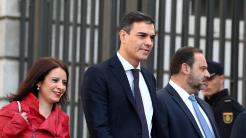 Pedro Sánchez con la vicesecretaria general del PSOE , Adriana Lastra, y el secretario de Organización, Jose Luis Ábalos, a su llegada el viernes al Congreso de los Diputados para la segunda sesión de la moción de censura. REUTERS/Sergio Pe