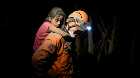 Los equipos de emergencia rescataron a cientos de personas tras la erupción del volcán de Fuego en Guatemala. / Reuters