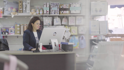 Rocío García, trabajando en la tienda comarcal Romacho.