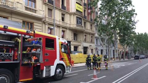 Los Bomberos trabajan para asegurar la zona y encontrar posibles atrapados por el derrumbe. TWITTER EMERGENCIAS MADRID