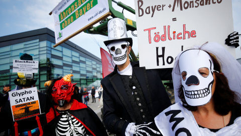 Protesta contra la fusión de Bayer y Monsanto en el exterior de la reunión de la junta de accionistas del fabricante alemán de productos farmacéuticos y químicos, en Bonn. REUTERS / Wolfgang Rattay