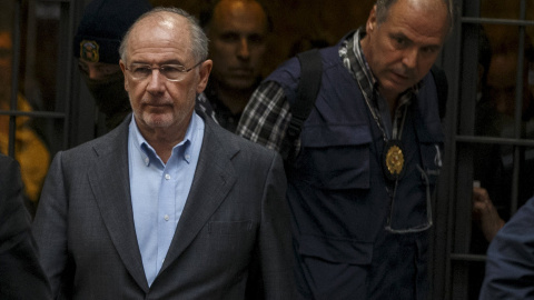 Rodrigo Rato, sale con agentes de la Policía, tras el registro de su domicilio. REUTERS/Sergio Perez