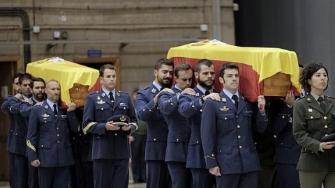 Funeral en la base grancanaria de Gando por los tres militares fallecidos. | EFE